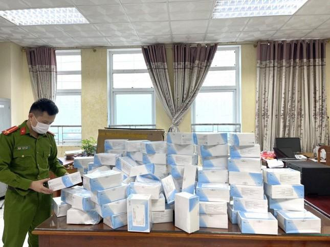 Lực lượng chức năng tỉnh Hà Tĩnh đã phát hiện 2.500 kit test Covid-19 không rõ nguồn gốc, xuất xứ.