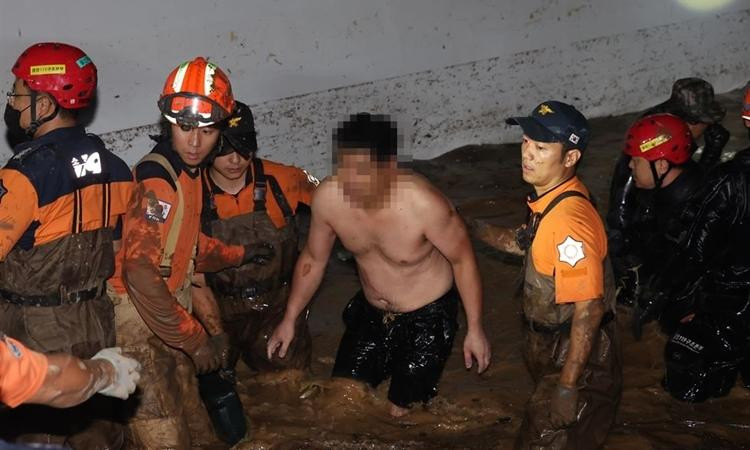 Lực lượng cứu hộ giải cứu nạn nhân tại một tòa chung cư ở thành phố Pohang, Hàn Quốc, hôm 6/9. Ảnh: Yonhap. Lực lượng cứu hộ giải cứu nạn nhân tại một tòa chung cư ở thành phố Pohang, Hàn Quốc, hôm 6/9. Ảnh: Yonhap.