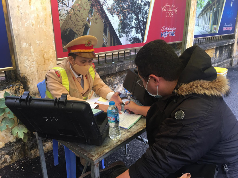 Tổ công tác lập biên bản xử phạt một trường hợp vi phạm