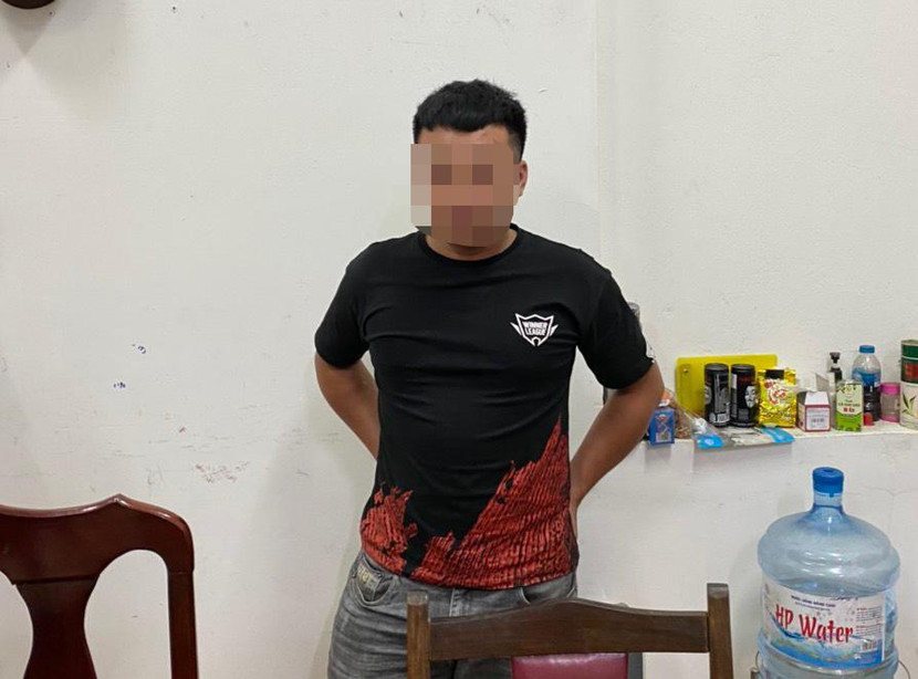 Đối tượng Nguyễn Ngọc T vừa nẹt pô vừa tàng trữ trái phép thảo mộc khô nghi cần sa.