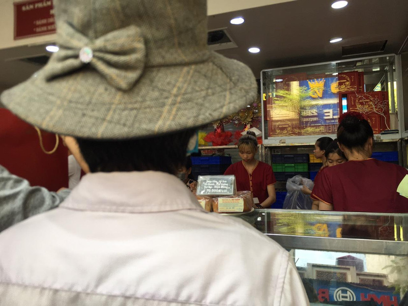 Bà Nguyễn Thị Lan (Bắc Ninh) cho biết: Năm nào cũng vậy, tôi đều vượt 30km đến đây mua 10-15 hộp bánh về vừa thắp hương vừa làm quà cho mọi người.