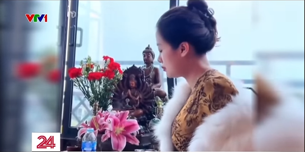 Hình ảnh "cô đồng bát nước" trong phóng sự của VTV về hiện tượng sử dụng tâm linh để trục lợi