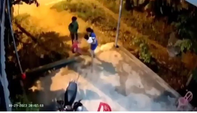 Hình ảnh người bố xách chân con gái ném ra xa làm nhiều người phẫn nộ. (Ảnh: Cắt từ clip)