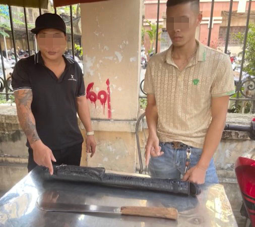 Hai đối tượng và tang vật Hai đối tượng và tang vật