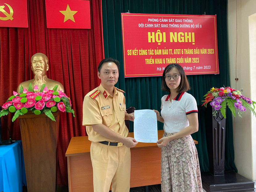 Chị Quách Thị Bích Liên viết thư cảm ơn Đội CSGT số 8 và Thiếu tá Nguyễn Tuấn Cường Chị Quách Thị Bích Liên viết thư cảm ơn Đội CSGT số 8 và Thiếu tá Nguyễn Tuấn Cường