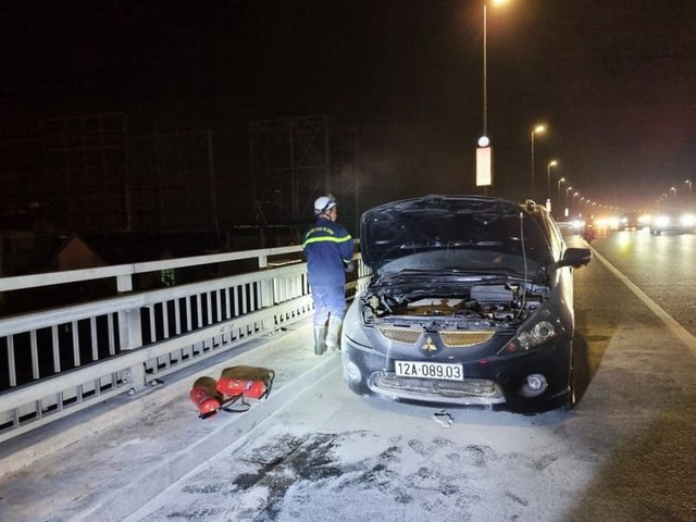 Hiện trường xe bốc cháy