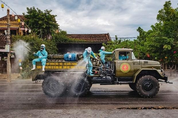 Bức ảnh chụp hoạt động phun khử trùng diệt khuẩn tại Hội An là 1 trong các tác phẩm đang được công chiếu trên màn hình lớn ở Quảng trường Thời đại của Mỹ về thành tựu chống dịch Covid-19 của Việt Nam