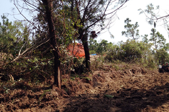 Lãnh đạo Bộ CHQS tỉnh Quảng Bình xác định các vị trí trên bản đồ khu vực an táng Đại tướng Võ Nguyên Giáp Đền thờ dưới chân điểm cao 130 Đảo Yến (còn gọi là đảo Vũng Chùa), nhìn từ vị trí an táng Vị trí an táng thi hài Đại tướng ở sau tấm bạt màu đỏ. Nơi đây theo yêu cầu của gia đình không cho phép người lạ vào. Lãnh đạo Bộ CHQS tỉnh Quảng Bình xác định các vị trí trên bản đồ khu vực an táng Đại tướng Võ Nguyên Giáp Đền thờ dưới chân điểm cao 130 Đảo Yến (còn gọi là đảo Vũng Chùa), nhìn từ vị trí an táng Vị trí an táng thi hài Đại tướng ở sau tấm bạt màu đỏ. Nơi đây theo yêu cầu của gia đình không cho phép người lạ vào.