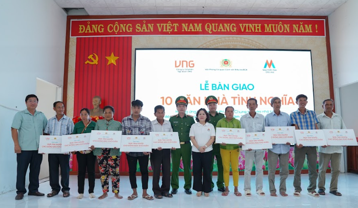 10 căn nhà đã được bàn giao cho các hộ dân cùng 10 bộ bàn ghế và 50 phần quà thiết yếu đến các gia đình có hoàn cảnh khó khăn