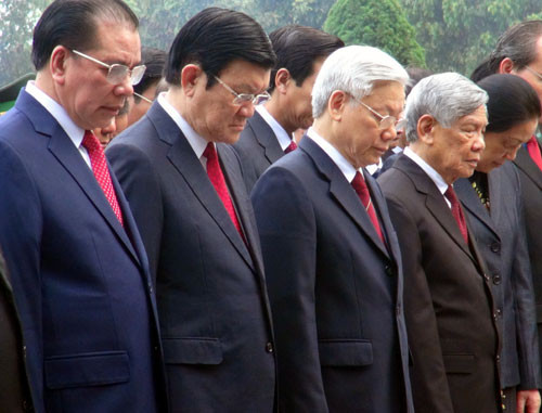 Đoàn Đại biểu Đảng, Chủ tịch nước, Quốc hội, Chính phủ, Ủy ban Trung ương Mặt trận tổ quốc Việt Nam thành kính viếng các liệt sĩ hy sinh trong Chiến dịch Điện Biên Phủ tại Nghĩa trang đồi A1. Ảnh: QĐND Đoàn Đại biểu Đảng, Chủ tịch nước, Quốc hội, Chính phủ, Ủy ban Trung ương Mặt trận tổ quốc Việt Nam thành kính viếng các liệt sĩ hy sinh trong Chiến dịch Điện Biên Phủ tại Nghĩa trang đồi A1. Ảnh: QĐND