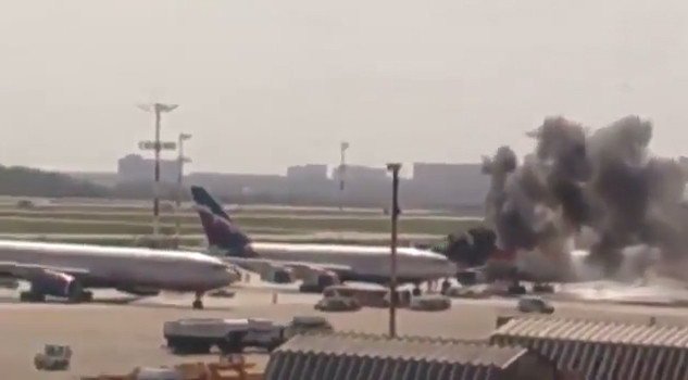 Máy bay Nga bốc cháy nghi ngút ngay tại sân bay quốc tế ở Thủ đô Matxcơva ảnh 1