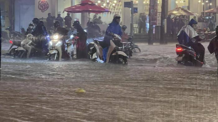 Mưa lũ ngập đường Tôn Đức Thắng, Đà Nẵng đêm 14/10 Mưa lũ ngập đường Tôn Đức Thắng, Đà Nẵng đêm 14/10