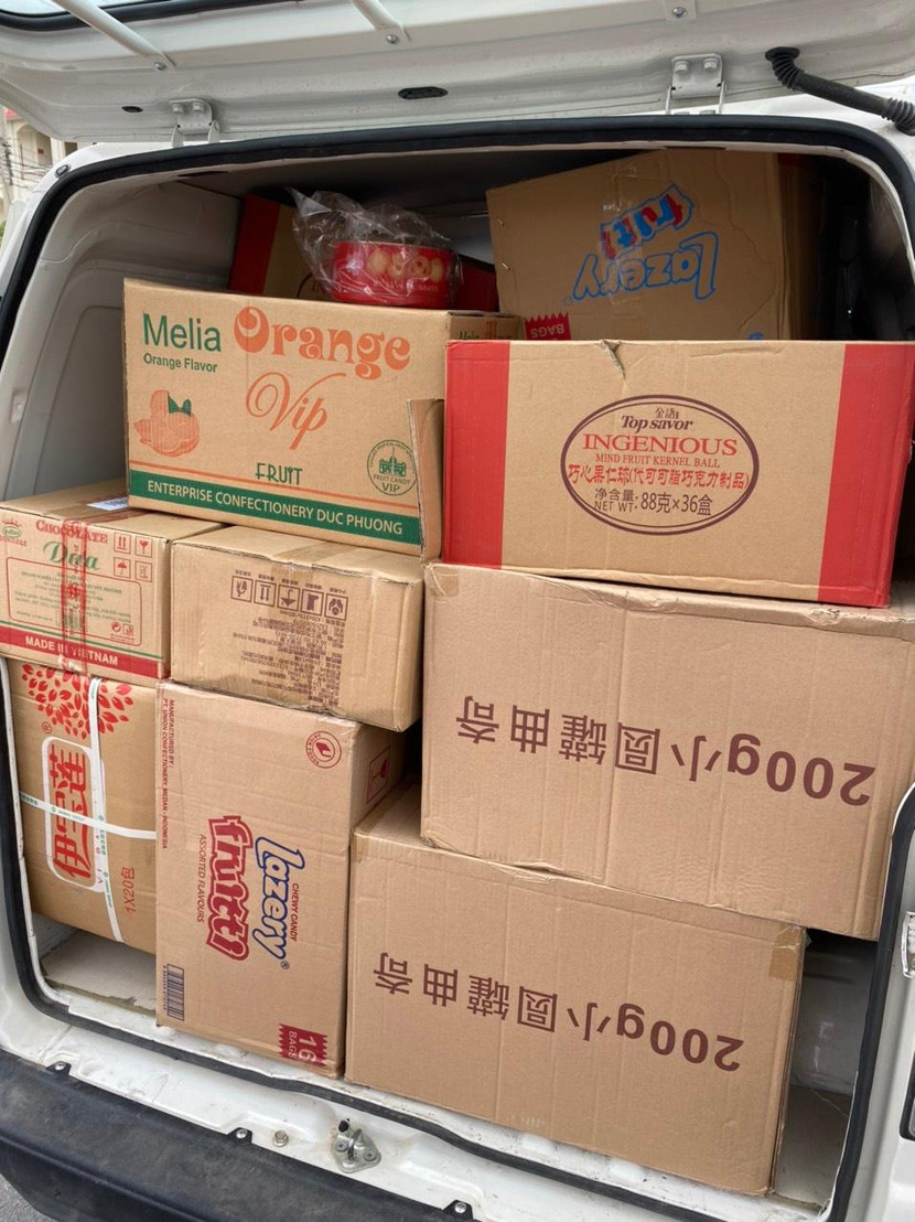 Xe ô tô chở các thùng carton chứa bánh kẹo không rõ nguồn gốc