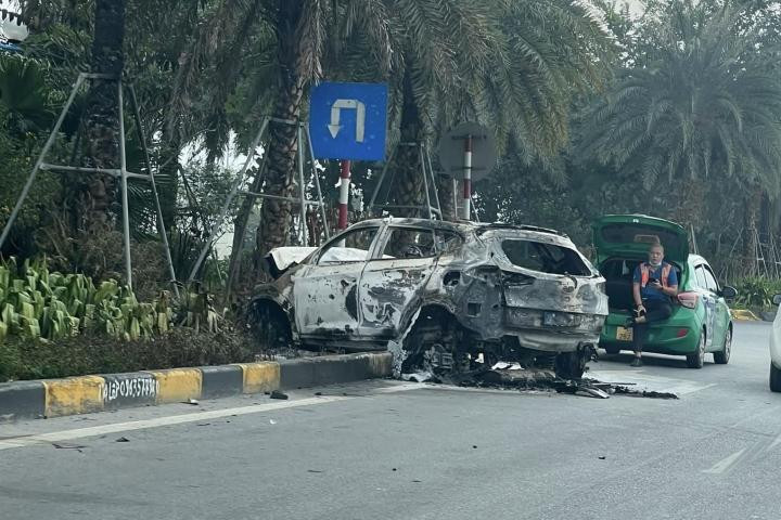 Ô tô bốc cháy trơ khung. Ô tô bốc cháy trơ khung.