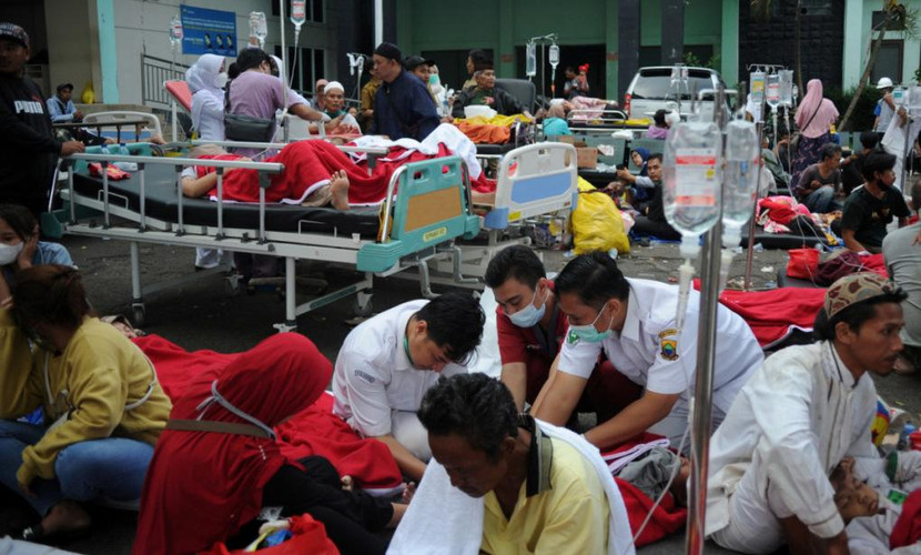 Nhân viên y tế chăm sóc cho người bị thương sau trận động đất ở Tây Java, Indonesia, hôm 21/11. Ảnh: Reuters
