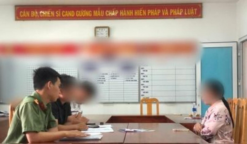 Bà N.T.M.H hứa sẽ không tái phạm hành vi của mình tại Cơ quan Công an (Ảnh: Công an cung cấp) Bà N.T.M.H hứa sẽ không tái phạm hành vi của mình tại Cơ quan Công an (Ảnh: Công an cung cấp)