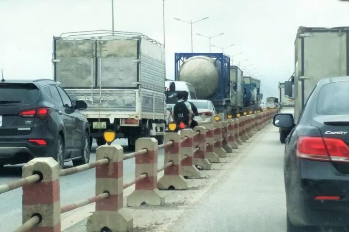 Cầu Thanh Trì ùn ứ sau vụ tai nạn. Ảnh: TT Cầu Thanh Trì ùn ứ sau vụ tai nạn. Ảnh: TT