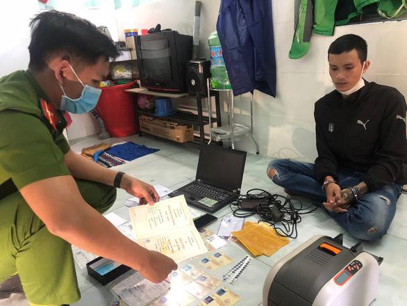 Công an khám xét một địa điểm sản xuất giấy phép lái xe giả Công an khám xét một địa điểm sản xuất giấy phép lái xe giả