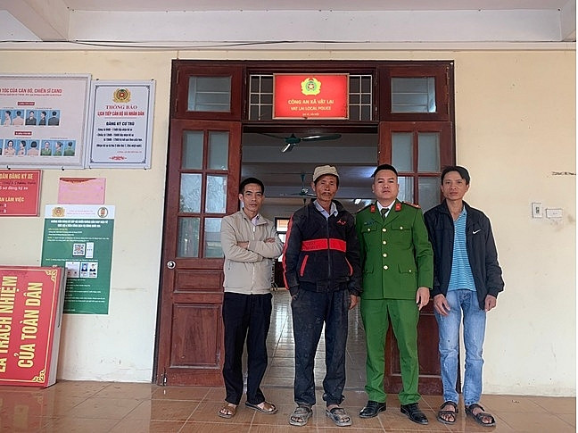 Công an xã Vật Lại kịp thời giúp đỡ người đàn ông đi lạc về với gia đình