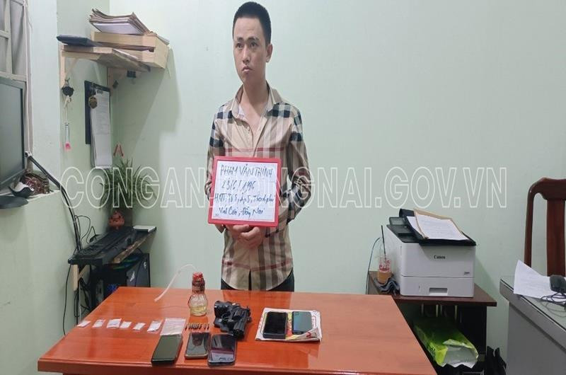 Đối tượng Phạm Văn Thịnh cùng tang vật. Ảnh: CACC Đối tượng Phạm Văn Thịnh cùng tang vật. Ảnh: CACC