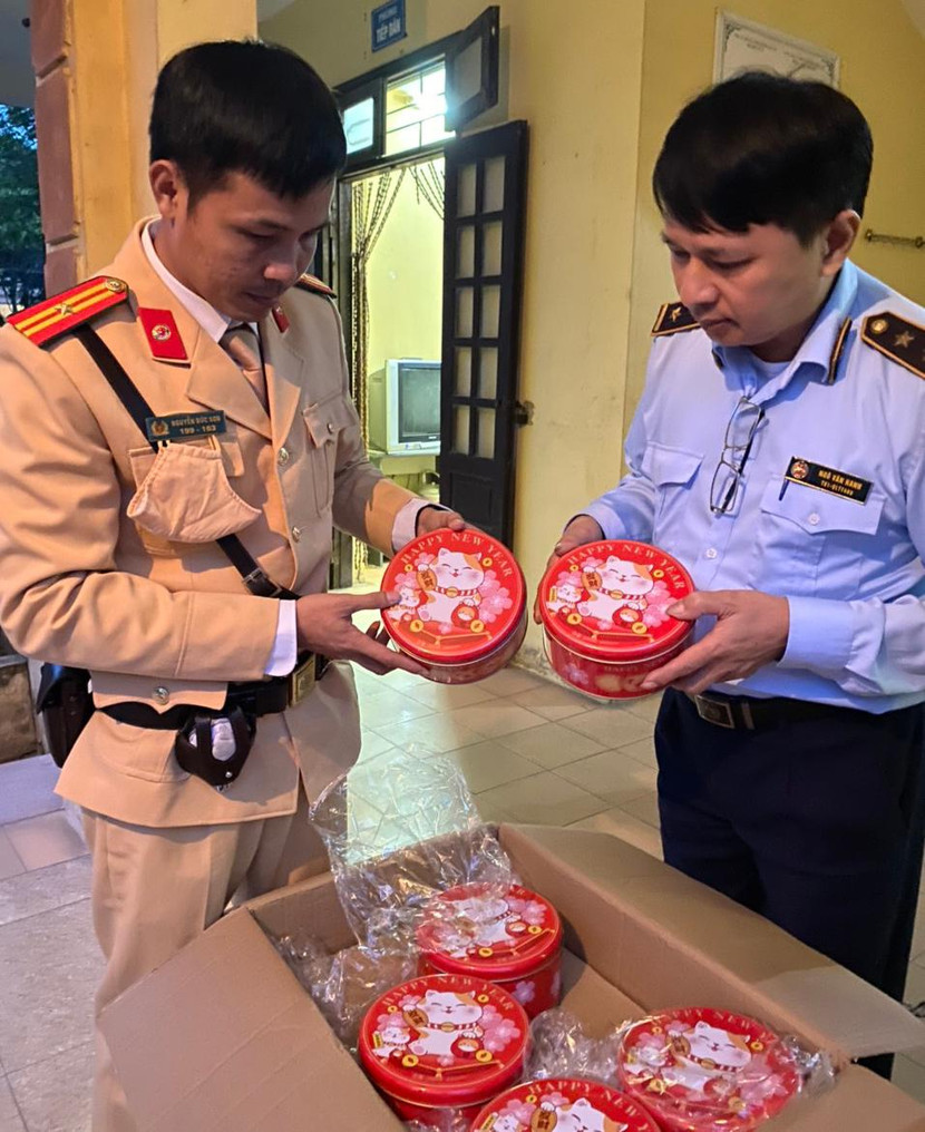 Thiếu tá Nguyễn Đức Sơn phối hợp cùng Đội Quản lý thị trường sô 20 kiểm tra hàng hóa nghi được nhập lậu