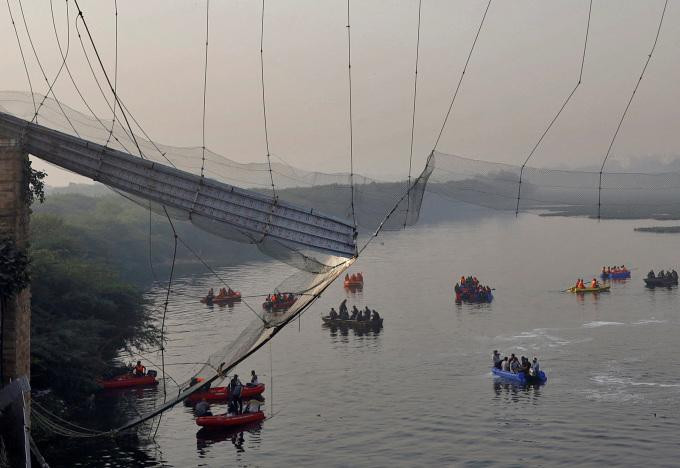 Lực lượng cứu hộ tìm kiếm người sống sót trong vụ sập cầu treo ở thị trấn Morbi, bang Gujarat, Ấn Độ. Ảnh: Reuters. Lực lượng cứu hộ tìm kiếm người sống sót trong vụ sập cầu treo ở thị trấn Morbi, bang Gujarat, Ấn Độ. Ảnh: Reuters.