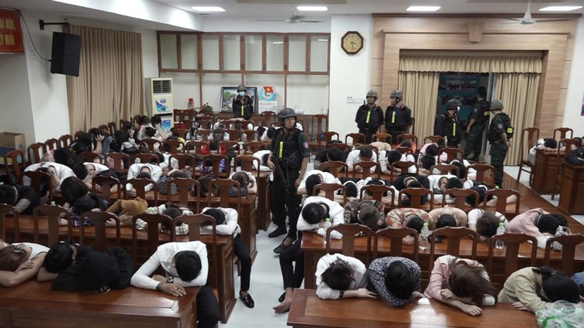 152 khách và nhân viên bị đưa về trụ sở. Ảnh: Bích Hạnh 152 khách và nhân viên bị đưa về trụ sở. Ảnh: Bích Hạnh