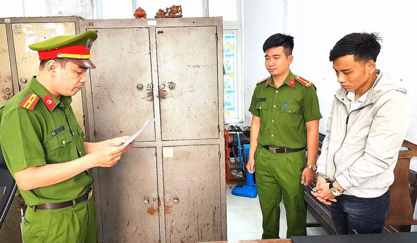 Huỳnh Bùi Hậu Anh nghe đọc lệnh bắt giam. Ảnh: Nam Em Huỳnh Bùi Hậu Anh nghe đọc lệnh bắt giam. Ảnh: Nam Em