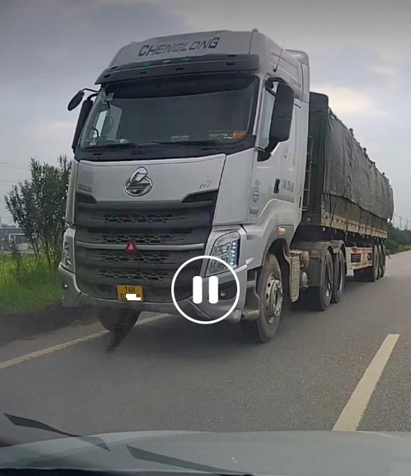 Xe ô tô đầu kéo đi ngược chiều trên cao tốc Hà Nội - Bắc Giang (Ảnh cắt từ clip) Xe ô tô đầu kéo đi ngược chiều trên cao tốc Hà Nội - Bắc Giang (Ảnh cắt từ clip)