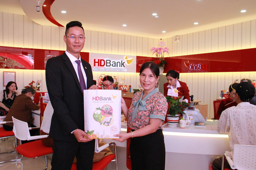 Nhân dịp khai trương trụ sở mới, HDBank Đắk Bla dành tặng những khách hàng địa phương tới giao dịch nhiều phần quà hấp dẫn, thiết thực.