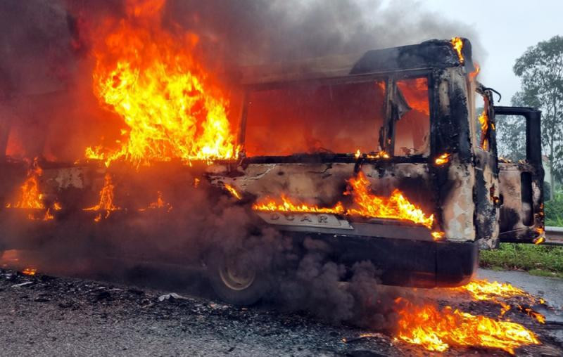 Hiện trường xe khách bốc cháy