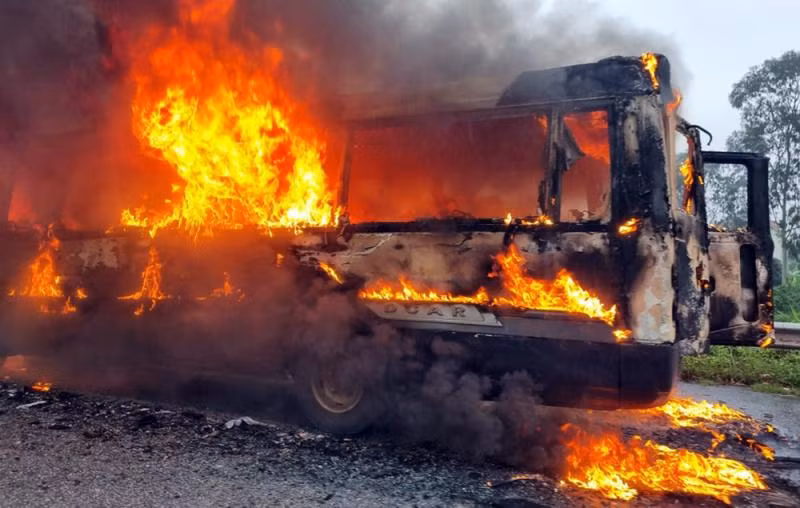 Hiện trường xe khách bốc cháy