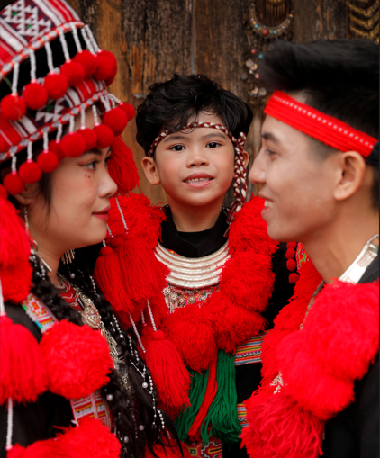 Hình ảnh ấn tượng của nhà Gấu Family khi tham gia một video về văn hóa của đồng bào dân tộc