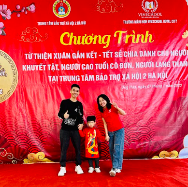 Bé Gấu và gia đình tham gia một sự kiện thiện nguyện