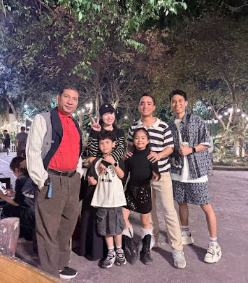 Gia đình bé Gấu chụp ảnh kỷ niệm cùng NSND Quang Thắng