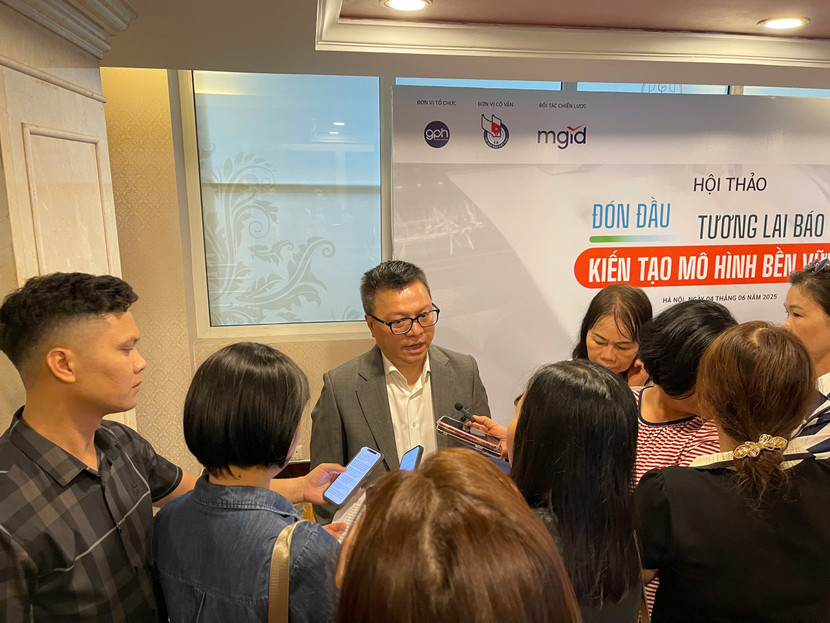 Ông Lê Quốc Minh trả lời phỏng vấn các nhà báo bên lề hội thảo Ông Lê Quốc Minh trả lời phỏng vấn các nhà báo bên lề hội thảo