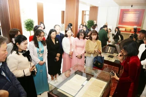 Trưng bày bản gốc châu bản triều Nguyễn có bút phê của nhà vua