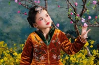 Mẫu "nhí" Nhật Hạ đón xuân trong BST “Sắc” của NTK Hiệp Hoàng