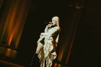 Phùng Khánh Linh cháy hết mình với live concert “Giữa một vạn tour”