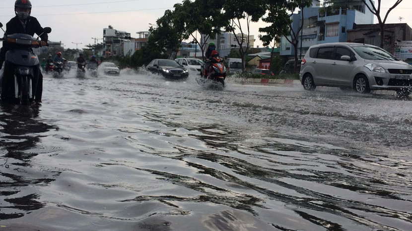 Chỉ là mưa "giải nhiệt" ngày lễ nhưng nhiều đường phố TP.HCM đã ngập ảnh 3 Chỉ là mưa "giải nhiệt" ngày lễ nhưng nhiều đường phố TP.HCM đã ngập ảnh 3