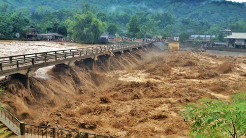 Yên Bái: Nước lũ cuồn cuộn, 4 người mất tích do nhà bị cuốn trôi ảnh 1 Yên Bái: Nước lũ cuồn cuộn, 4 người mất tích do nhà bị cuốn trôi ảnh 1