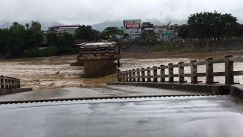 Lũ lớn làm sập cầu Thia ở Yên Bái, nam phóng viên Thông tấn xã Việt Nam bị nước cuốn trôi ảnh 1 Lũ lớn làm sập cầu Thia ở Yên Bái, nam phóng viên Thông tấn xã Việt Nam bị nước cuốn trôi ảnh 1