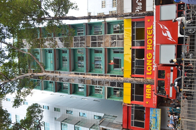 Cháy khách sạn ở TP.HCM, giải cứu 19 người mắc kẹt ảnh 1