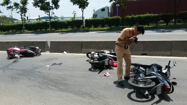 3 xe máy va chạm liên hoàn, 3 người nhập viện ảnh 1