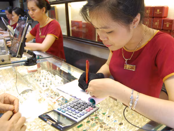 Giá vàng hôm nay (17-11): Đi ngược so với giá thế giới ảnh 1