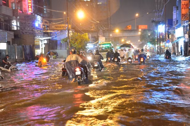 Thêm hình ảnh TP.HCM biến thành sông sau trận mưa lớn ảnh 2