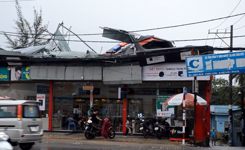 Quận Thủ Đức tan hoang sau mưa lớn do ảnh hưởng bão số 14 ảnh 12