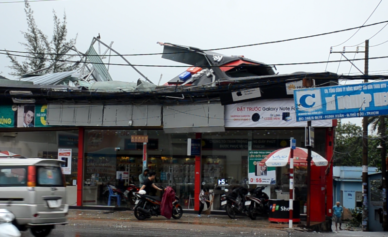 Quận Thủ Đức tan hoang sau mưa lớn do ảnh hưởng bão số 14 ảnh 12