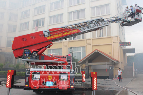 Xe thang cũng nhanh chóng tiếp cận lên phía tầng 5, đưa người mắc kẹt xuống đất an toàn Xe thang cũng nhanh chóng tiếp cận lên phía tầng 5, đưa người mắc kẹt xuống đất an toàn