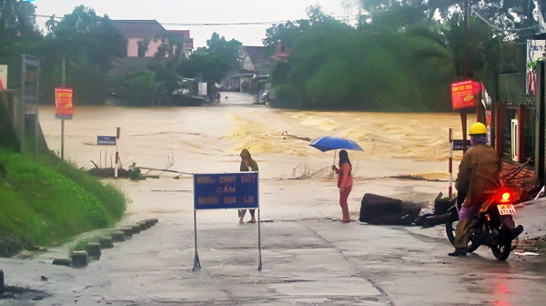 Mưa như trút, nhiều tỉnh, thành phố ngập sâu ảnh 2